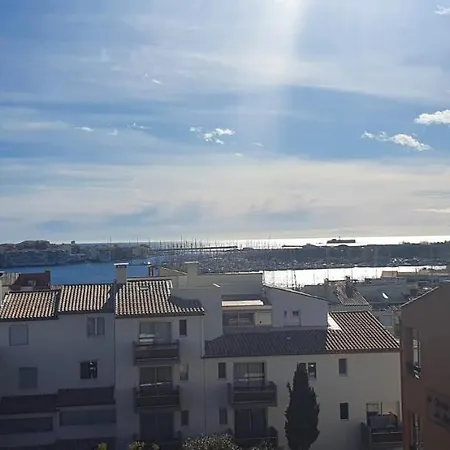Coquet Au Centre Port Du Cap D'agde Агд